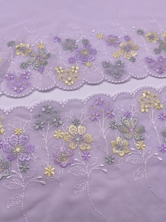 Fleurs violettes festonnées - Dentelle de Tulle Brodée 1 Metre (miroir)