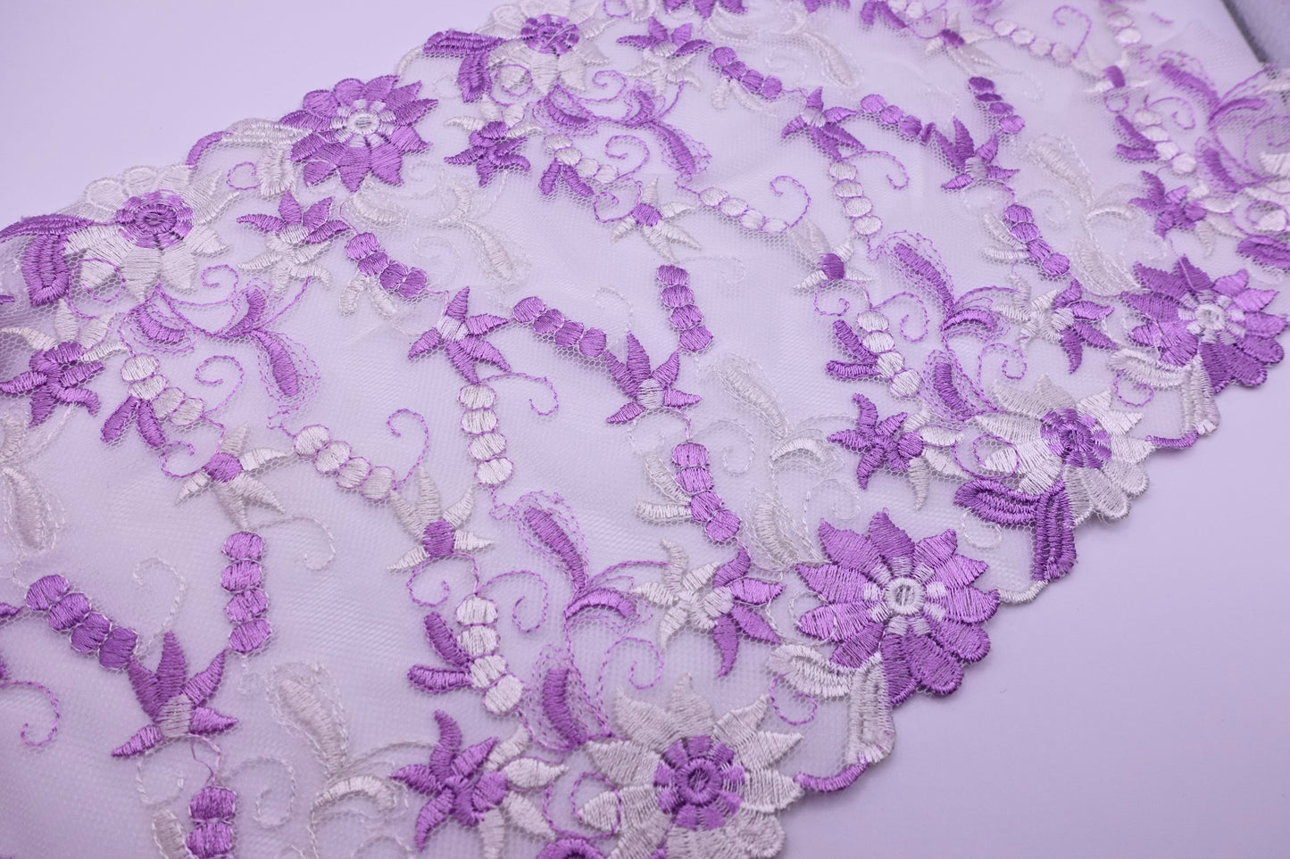 Fleurs Violettes et Blanches - Dentelle de Tulle Brodée