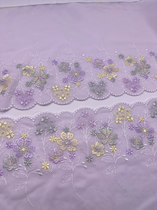 Fleurs violettes festonnées - Dentelle de Tulle Brodée 1 Metre (miroir)