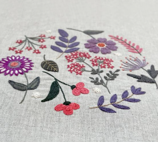 Cercle fleuri Angèle - Kit de broderie - Un chat dans l'aiguilles