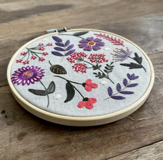 Cercle fleuri Angèle - Kit de broderie - Un chat dans l'aiguilles