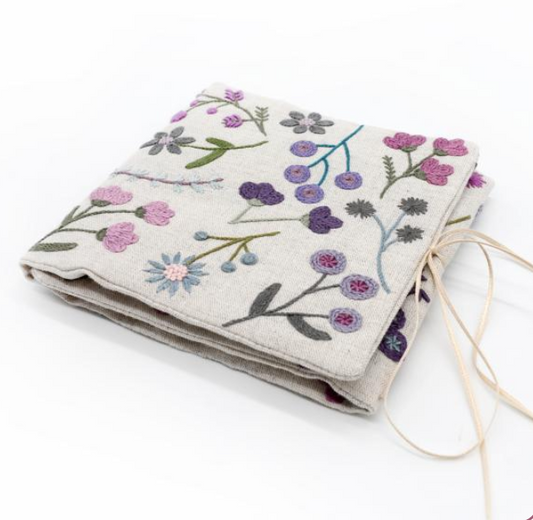 Porte-aiguilles fleuries (Violet) - Kit broderie - Un chat dans l'aiguilles