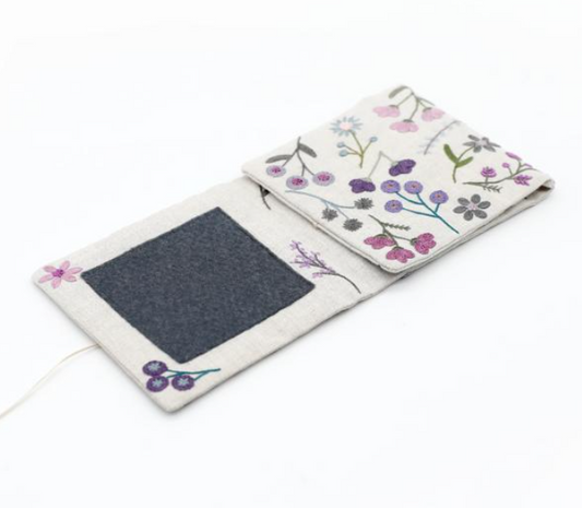 Porte-aiguilles fleuries (Violet) - Kit broderie - Un chat dans l'aiguilles