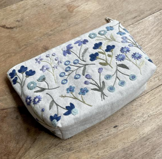 Trousse Fleuri Bleue - Kit de broderie - Un chat dans l'aiguilles